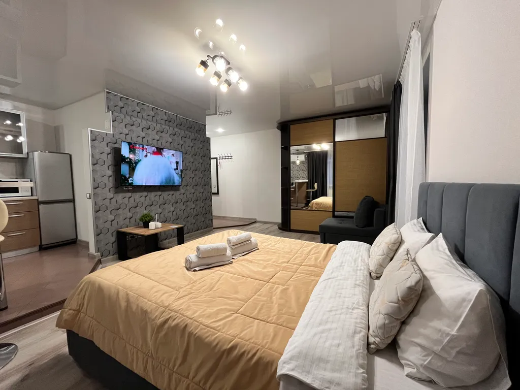 Дизайнерская студия с большим телевизором со смарт-тв