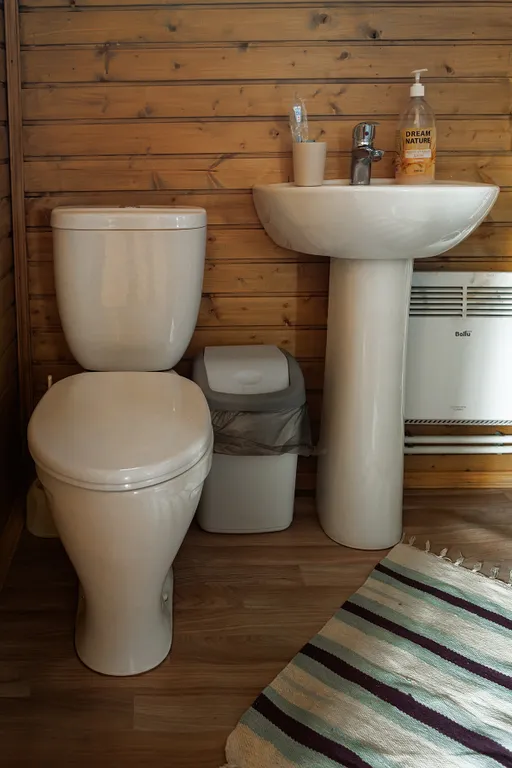 Дом на берегу пруда для четырёх человек