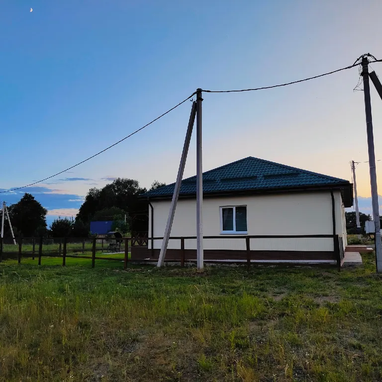 Уютный дом на берегу живописного озера