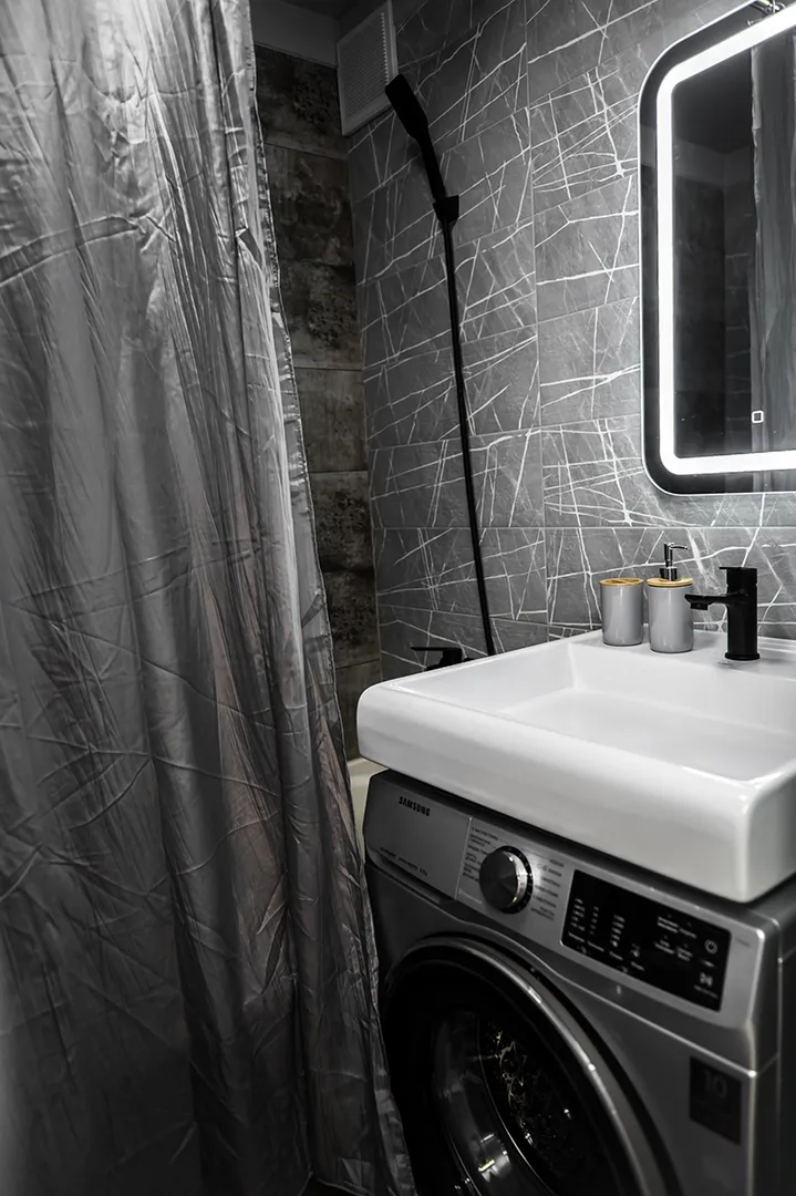 Стиральная машина SAMSUNG, раковина со смесителем, зеркало с подсветкой, защитная шторка ванной