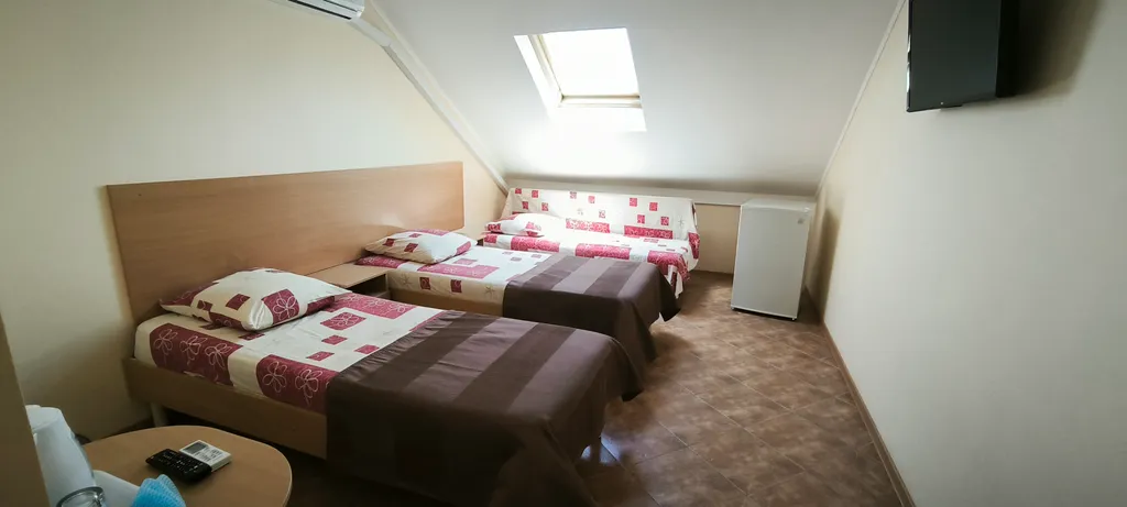 Трехместный номер с удобствами в мансарде