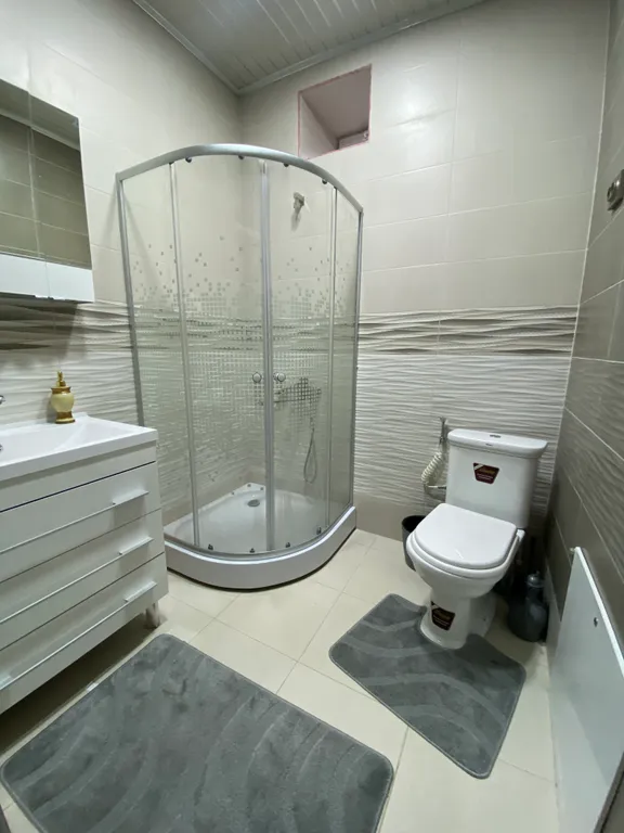 Дом Золотая рыбка с видом на горы и рядом с озером