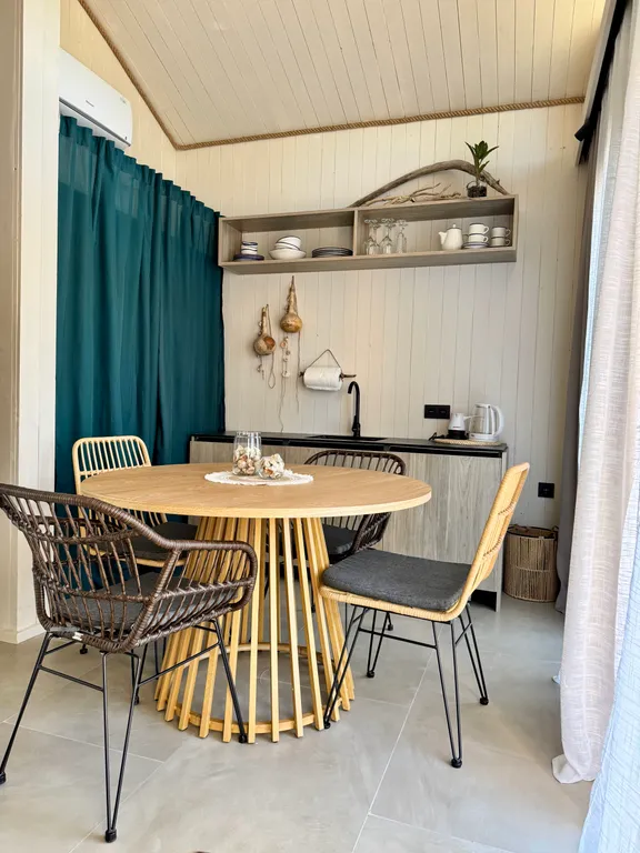 Дом в Абхазии у Черного моря (Му с цветами)