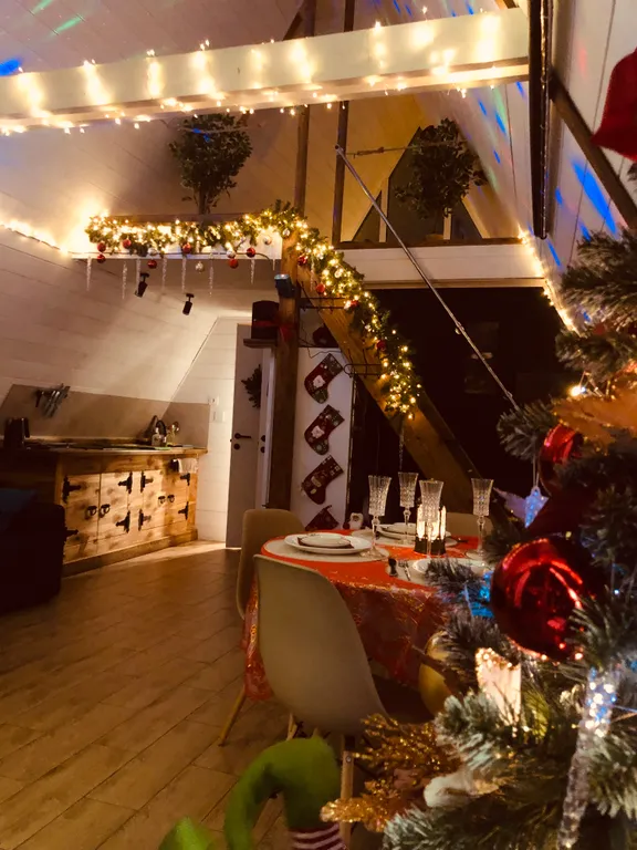 Дом у озера в стиле А-frame