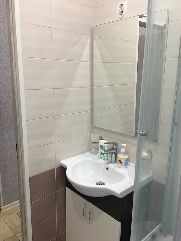 Четырехместная однокомнатная квартира с балконом в центре