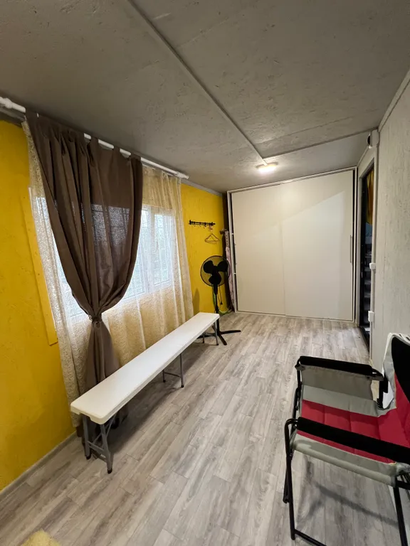 Дачный домик с большой террасой и бассейном