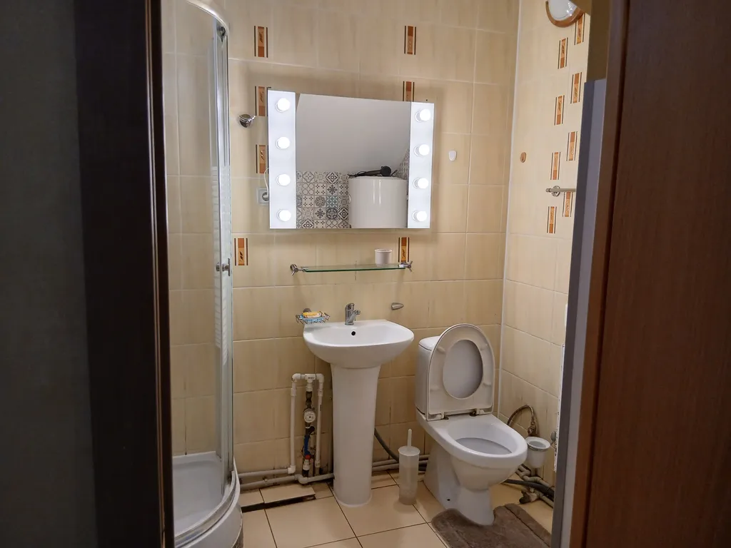 Дом находится на частной территории, есть стоянка автомобильная