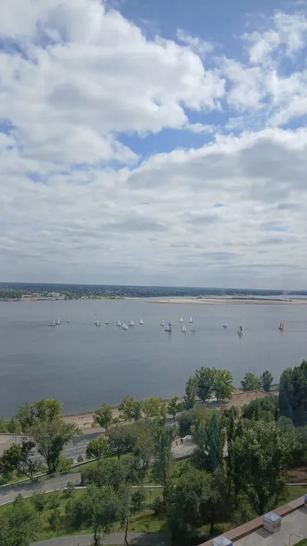 Жизнь с видом реку: огромная лоджия с панорамным остеклением в пол!