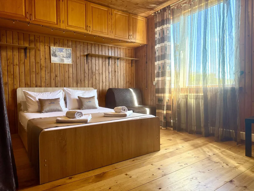 Двухуровневый с кухней пятиместный