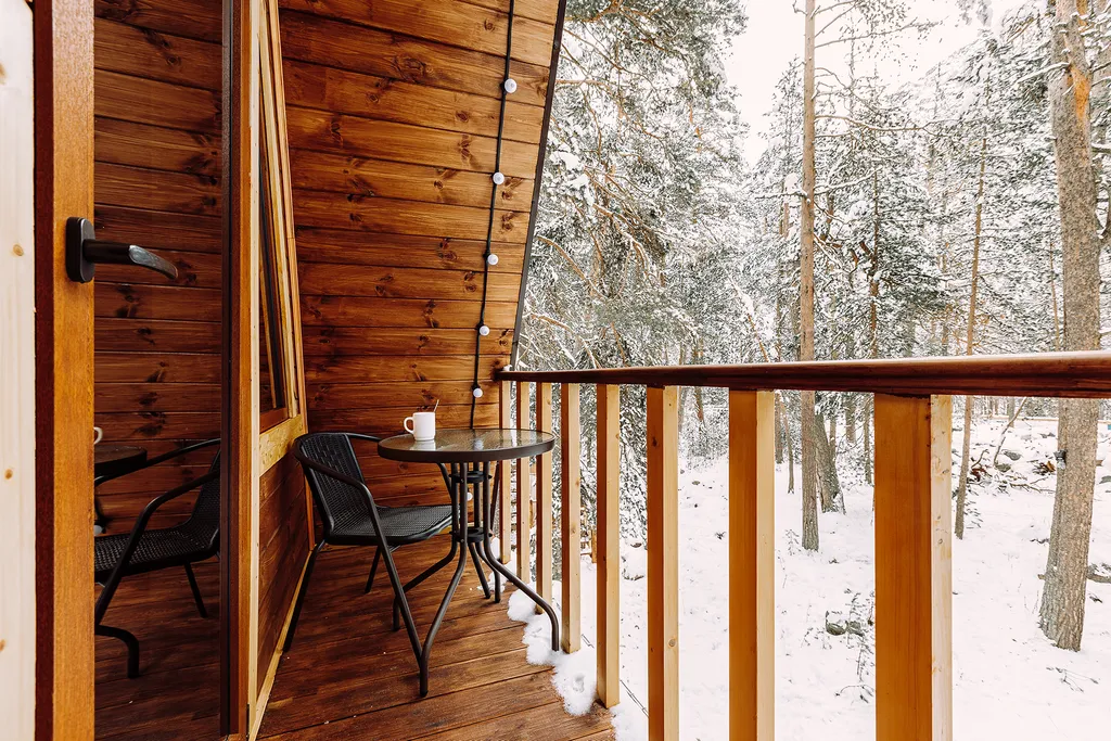 Коттедж с бассейном в лесу