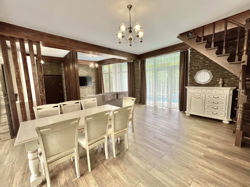 Дом в Гаспре с бассейном и беседкой