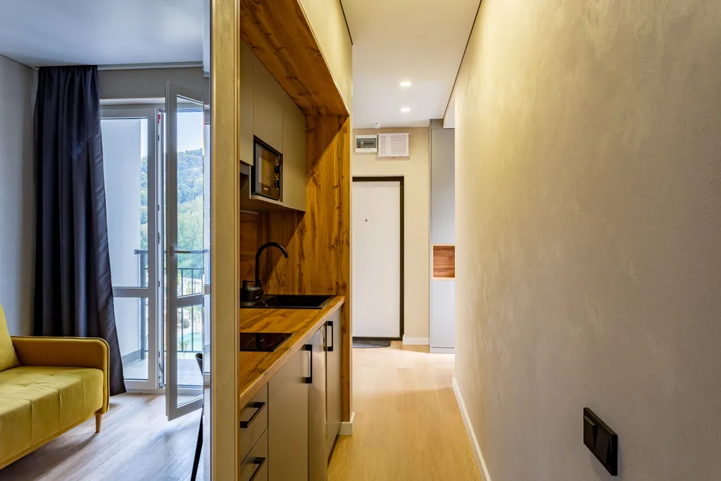 Просторная студия с дизайнерским ремонтом