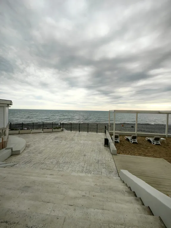 Дизайнерский апартамент с видом на бассейн