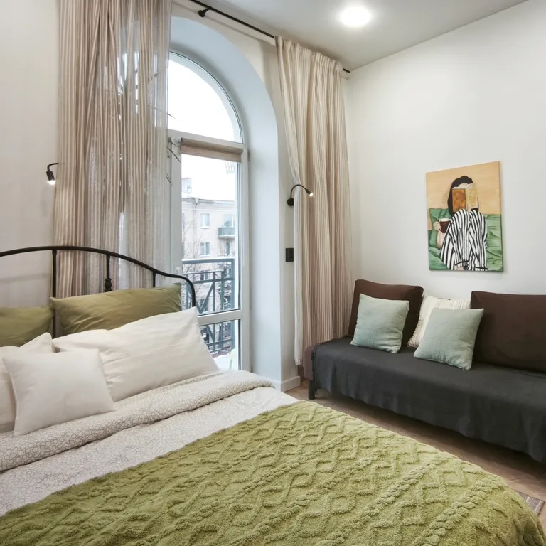 Центр. Сталинка с балконом с красивым видом на бульвар возле университа