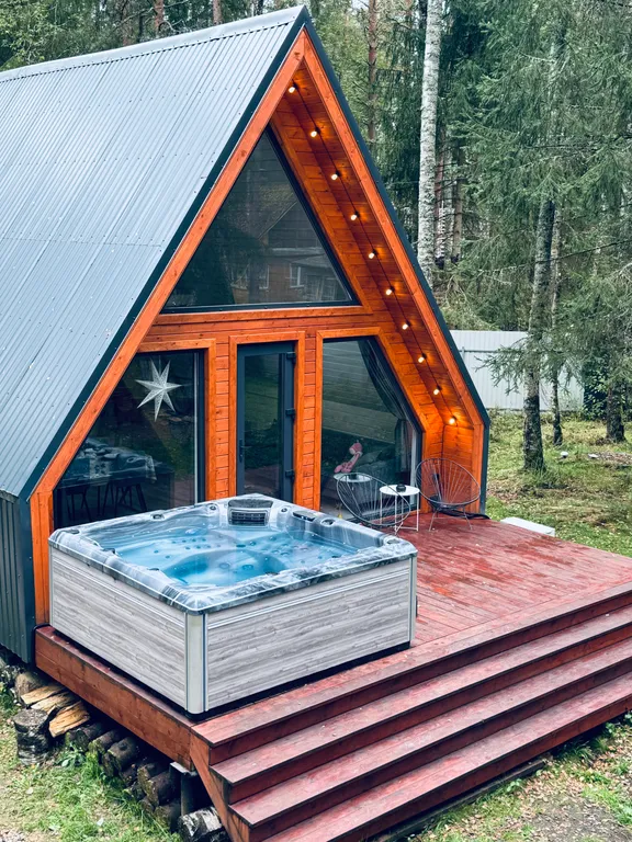 Дом A-frame с баней и джакузи под открытым небом в сосновом лесу