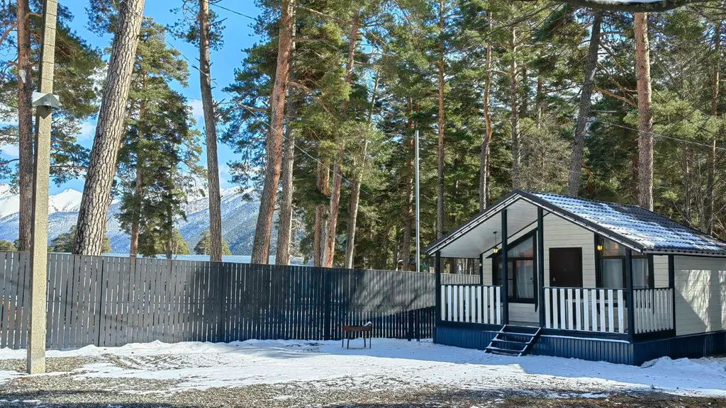 Домик в сосновом бору с видом на горы и лес