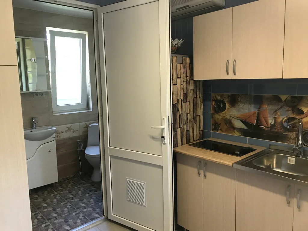 Половина дома с отдельным входом, с садом на берегу Чёрного моря