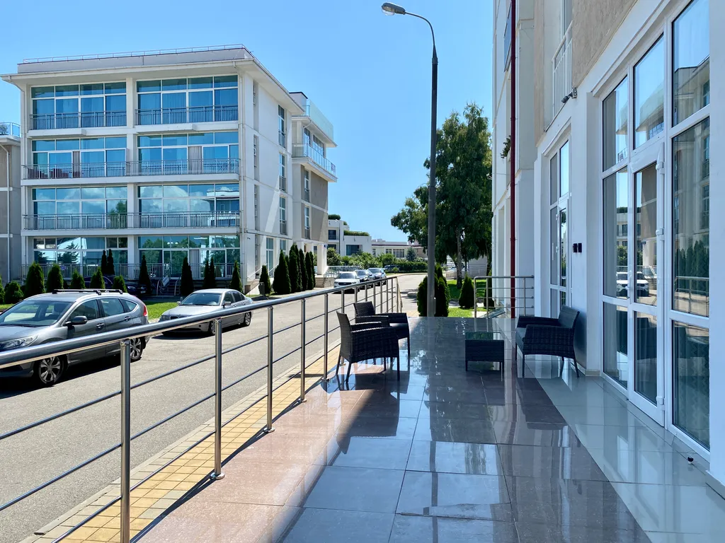 Просторная студия с террасой на первой линии в Сириусе