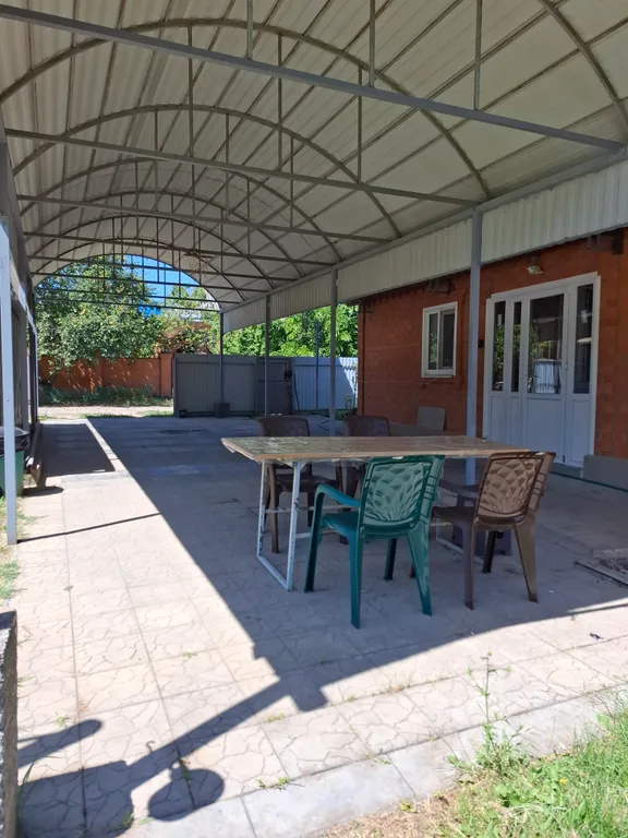 Дом с навесом возле реки