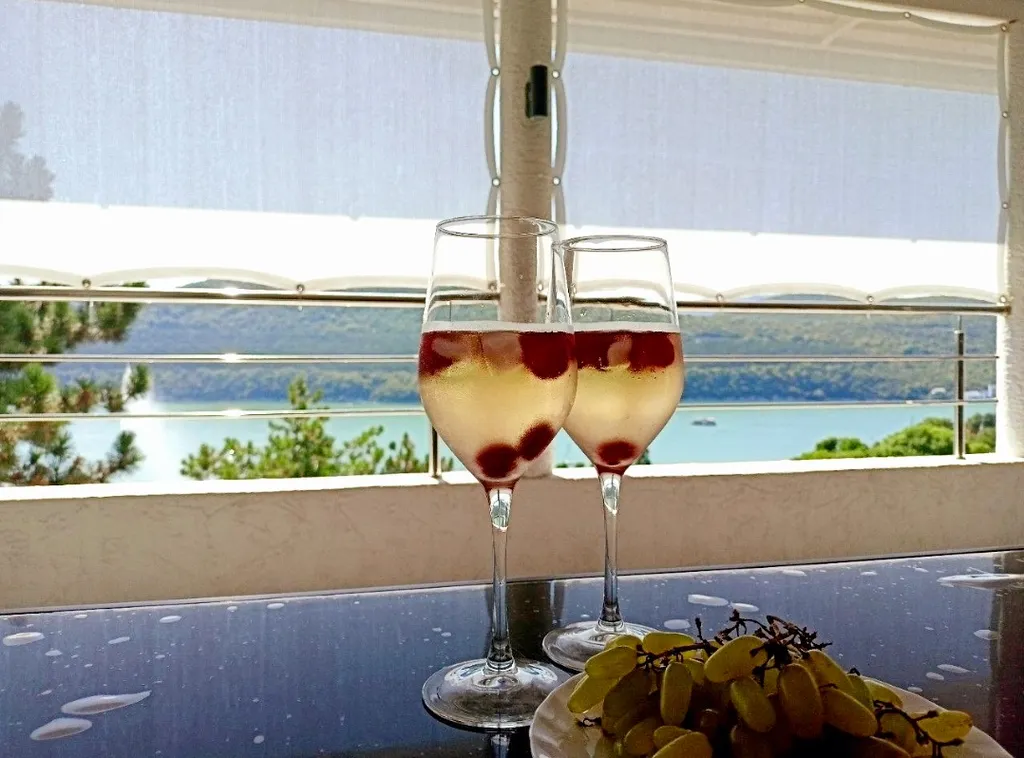 Комфортный номер с террасой и с видом на озеро