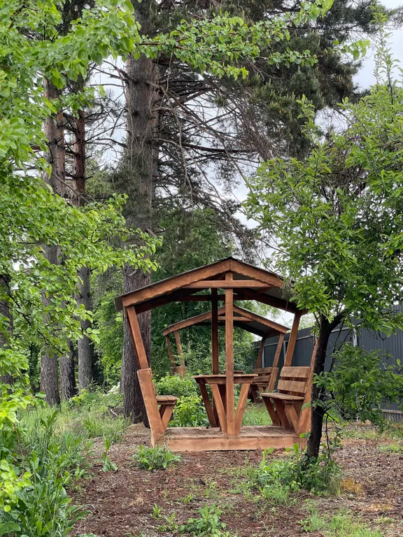 Домик у пруда