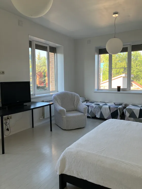 Трехэтажный коттедж с бассейном на берегу Волги