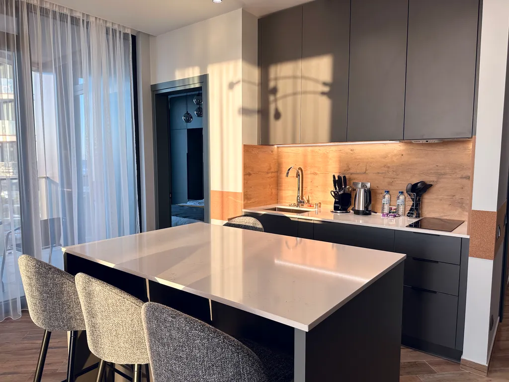 Просторный партамент с отдельной спальней  Шикарный вид на море