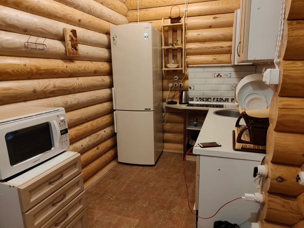 Деревянный коттедж с озером в горах