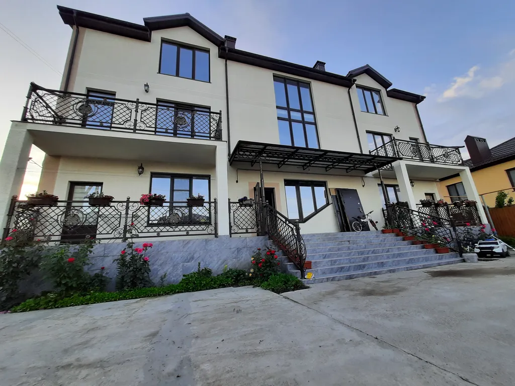 Квартира Большая и современная квартира с балконом — Цемдолина