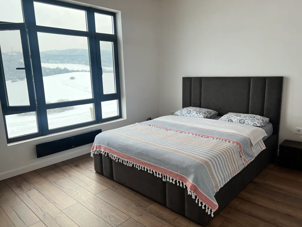 Домик на холме с видом на лес и горы