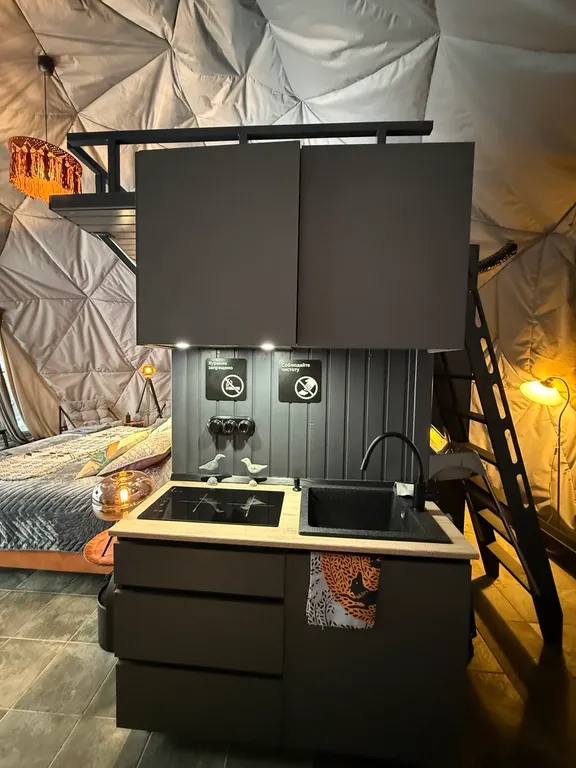 Новая сфера для глэмпинга Бёрд&Self vibe с дизайнерским интерьером