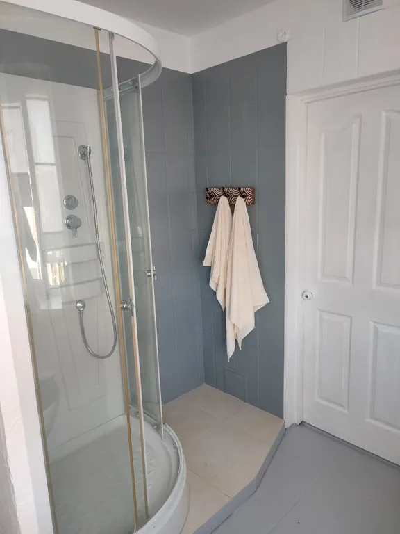 Дом с камином, красивой беседкой  большой территорией недалеко от моря