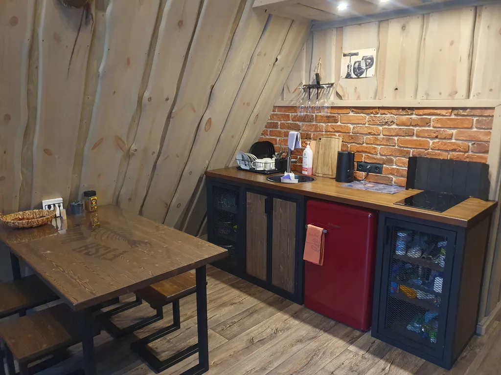 Дом у пруда