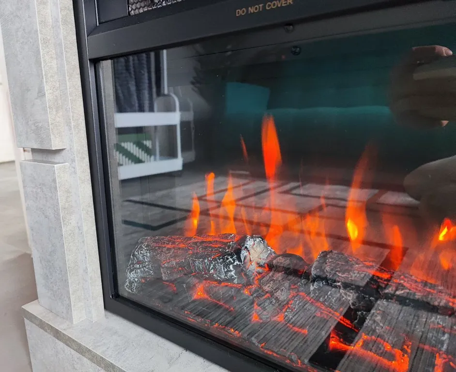 Новый стильный дом в окружении леса