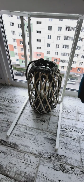 Квартира с подвесными креслами из ротанга на панорамной лоджии