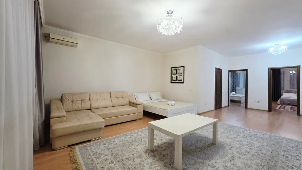 3х комнатная квартира, шикарный вид на байтерек, центр, 3 кровати, диван, 2 санузла