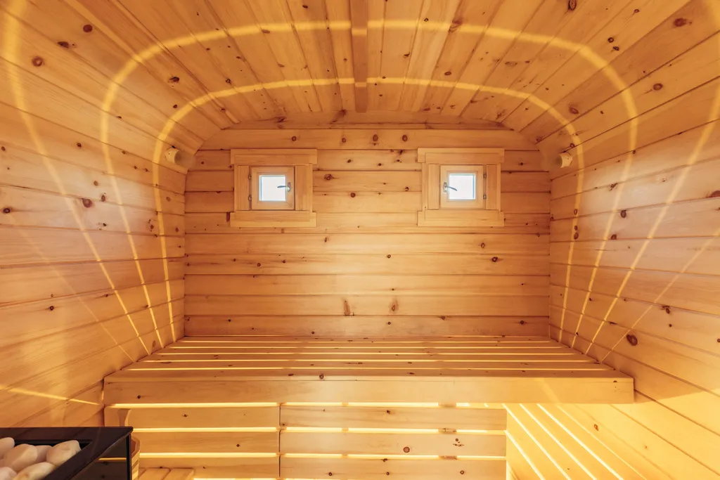 А-фрейм Ель на берегу реки