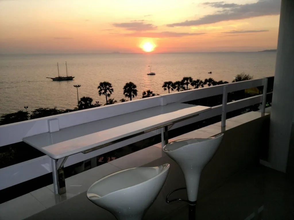 Квартира Студия с фронтальным видом на море у пляжа Джомтьен — аренда посуточно в Паттайя