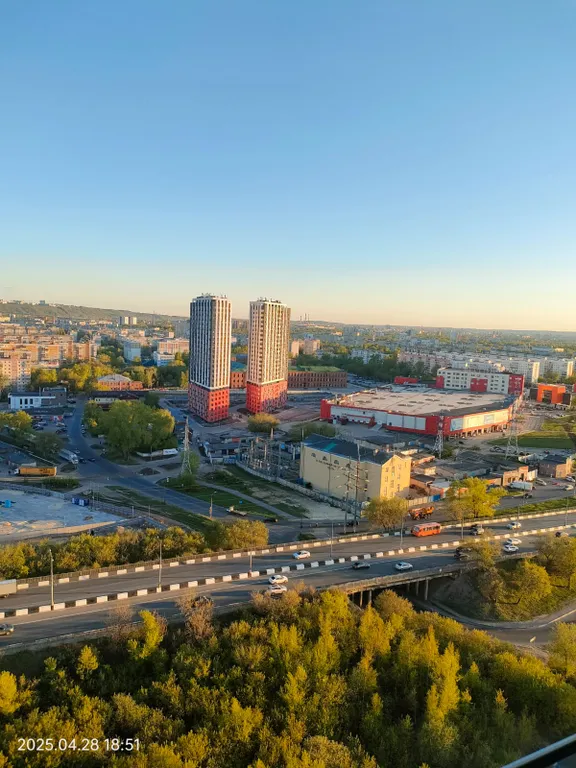 Уютная двухкомнатная квартира с видом на город и реку с 25 этажа