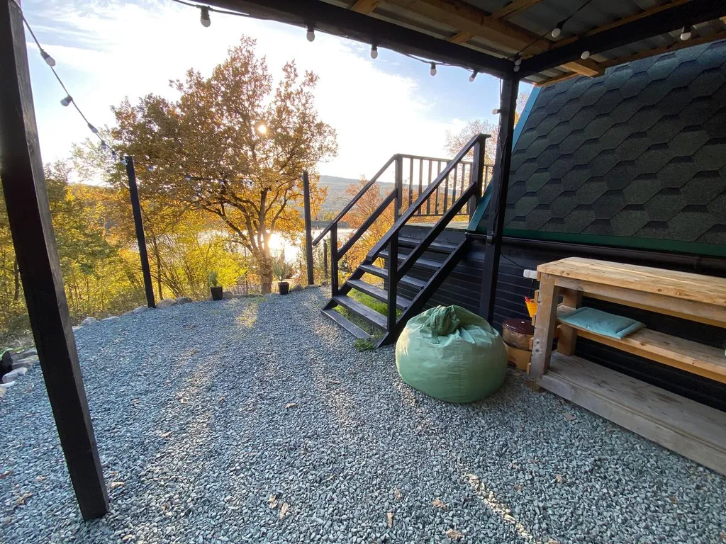 Дом-шалаш у озера