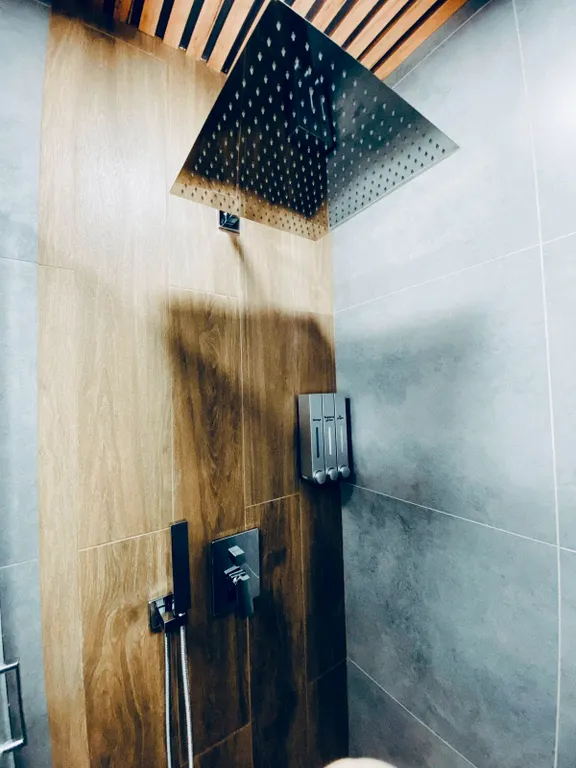 Дом в лесу у озера