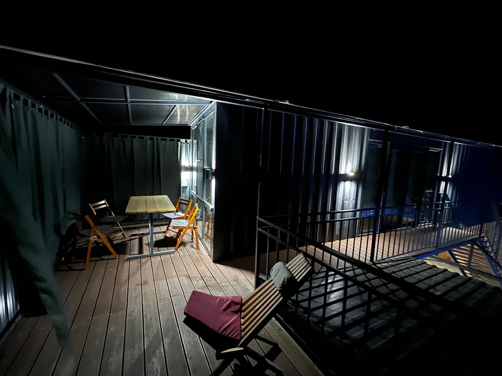 Домик в лесу с верандой и видом на море