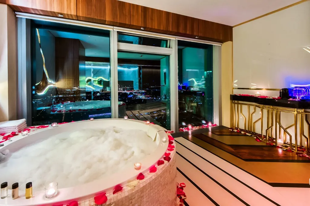 Уникальные апартаменты с панорамным джакузи и тропическим душем