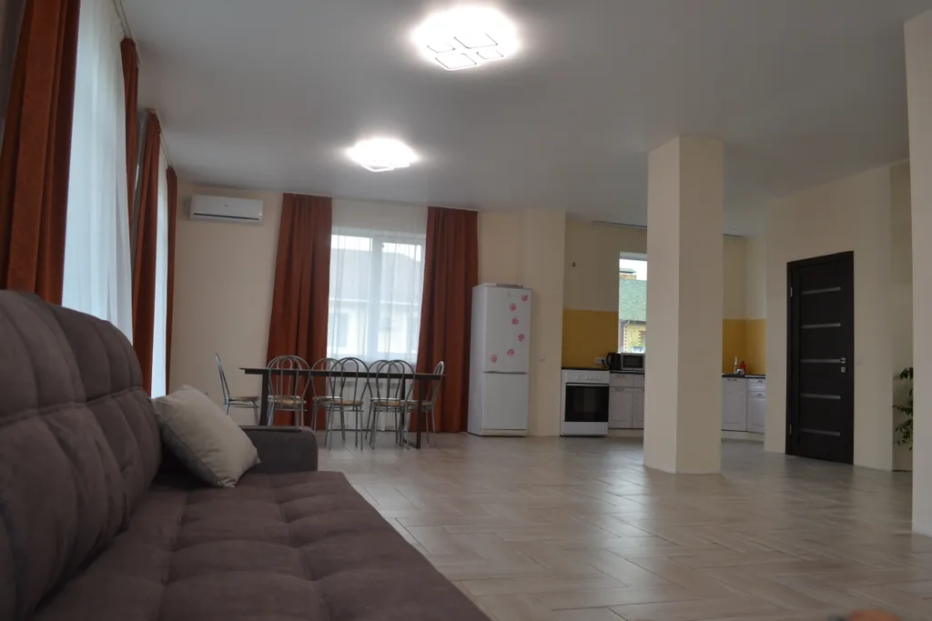 Уютный дом с зеленой лужайкой