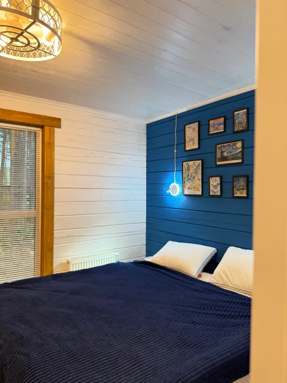 Белый дом и сосны