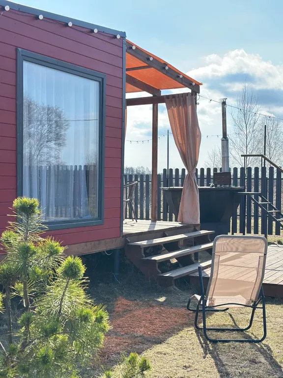 Стильный Красный дом у реки