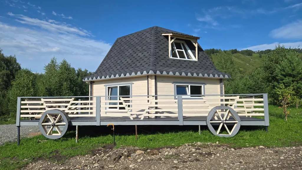 Дом в алтайском стиле (аил) у водопада