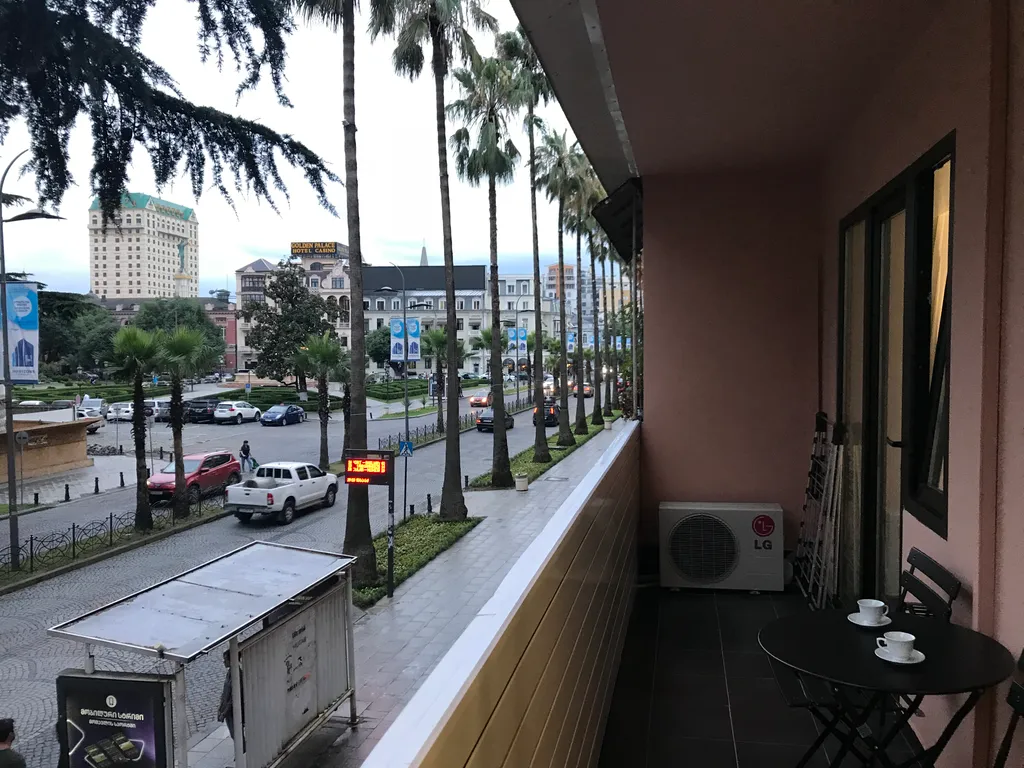 Квартир в старом Батуми, в районе Драматического театра, с большим балконом