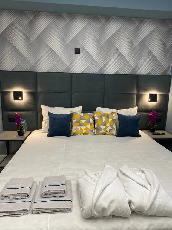 Номер люкс с большой двухспальной кроватью