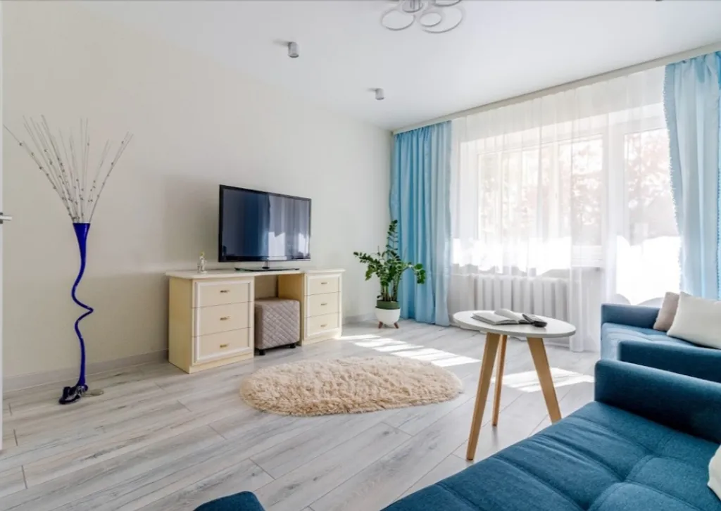 Рядом с ж/д вокзалом и  королевской усадьбой Станиславово.